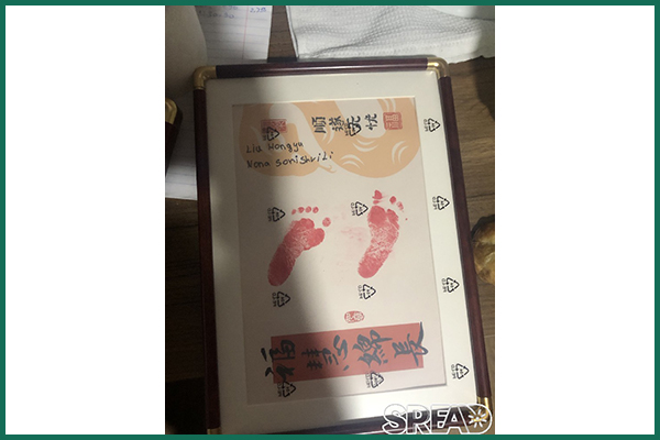 保姆阿姨给宝宝盖手足印！